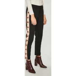 Scotch & Soda - Spodnie. Czarne spodnie materiałowe damskie Scotch & Soda, bez wzorów, z bawełny, casualowe. W wyprzedaży za 269.90 zł.