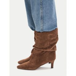Botki DeeZee. Brązowe botki damskie DeeZee, bez wzorów, bez obcasa, na słupku, bez zapięcia. Za 199.99 zł.