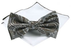 Męska Mucha (Poszetka w Zestawie) - Chattier - Brązowy Wzór, Tło Stalowe. Brązowe krawaty i muchy Chattier, bez wzorów, eleganckie. Za 59.00 zł.