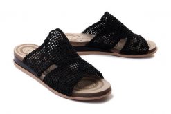 ARTIKER RELAKS 52C2427 czarny, klapki damskie. Czarne klapki damskie Artiker Relaks, na lato, bez wzorów, bez obcasa, na koturnie, bez zapięcia. Za 114.90 zł.