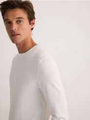 Wiskozowy sweter - biały. Białe swetry męskie Reserved, l, bez wzorów, z dzianiny, bez kołnierzyka, bez ramiączek. W wyprzedaży za 59.99 zł.