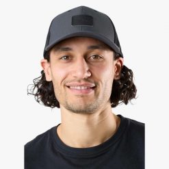 Czapka z daszkiem Unisex Swedemount Nordkap Trucker Cap II. Szare czapki damskie SWEDEMOUNT, bez wzorów, sportowe. Za 79.99 zł.