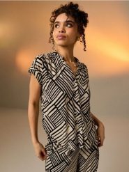 Wiskozowa koszula z krótkim rękawem w geometryczny wzór - wielobarwny. Koszule damskie Sinsay, l, bez wzorów, z wiskozy, bez kołnierzyka, bez ramiączek. Za 25.99 zł.