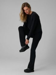 4F Legginsy z rozszerzanymi nogawkami damskie - czarne M. Czarne legginsy damskie 4F, bez wzorów, z dzianiny. Za 129.99 zł.