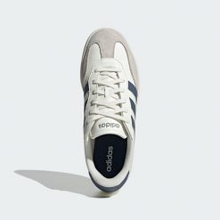 Buty Barreda. Białe buty zimowe męskie Adidas, bez wzorów, ze skóry, bez obcasa, bez zapięcia. Za 226.99 zł.