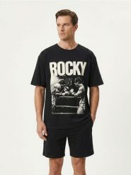 Bawełniana piżama dwuczęściowa z nadrukiem Rocky Balboa - czarny. Czarne piżamy męskie Sinsay, l, bez wzorów, z bawełny, bez kołnierzyka, bez ramiączek. Za 49.99 zł.