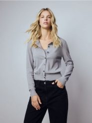 Sweter z dzianinowym topem - jasnoszary. Szare swetry nierozpinane damskie Reserved, l, bez wzorów, z dzianiny, bez kołnierzyka, bez ramiączek. W wyprzedaży za 99.99 zł.