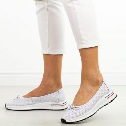 Białe skórzane baleriny damskie Filippo Dp6718/26. Białe balerinki damskie Filippo, na jesień, w ażurowe wzory, z jeansu, biznesowe, z okrągłym noskiem, bez obcasa, na płaskiej podeszwie, bez zapięcia. W wyprzedaży za 192.72 zł.