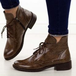 Brązowe skórzane Polskie botki damskie Deoni D397A. Brązowe botki damskie Deoni, na jesień, bez wzorów, z jeansu, biznesowe, z okrągłym noskiem, bez obcasa, na płaskiej podeszwie, bez zapięcia. W wyprzedaży za 399.20 zł.