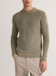 Bawełniany sweter - oliwkowy. Zielone swetry męskie Reserved, l, bez wzorów, z bawełny, bez kołnierzyka, bez ramiączek. W wyprzedaży za 69.99 zł.