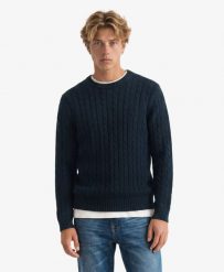 Superdry Bawełniany sweter w warkoczowy splot – relaxed fit. Niebieskie swetry męskie Superdry, s, z aplikacjami, z bawełny, klasyczne, bez kołnierzyka, bez ramiączek. Za 354.05 zł.