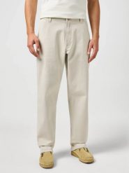 WRANGLER MĘSKIE SPODNIE WRANGLER RELAXED CHINO PELICAN 112362915. Eleganckie spodnie męskie Wrangler, bez wzorów. Za 199.99 zł.