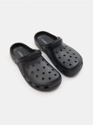 Klapki piankowe z paskiem na piętę - czarny. Czarne klapki męskie Sinsay, bez wzorów, bez zapięcia. Za 25.99 zł.