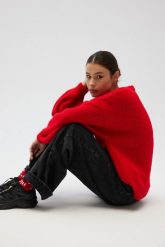 Sweter oversize z bufiastymi rękawami w kolorze INTENSE RED - RIVERO. Czerwone swetry nierozpinane damskie Marsala, na lato, bez wzorów, z poliamidu, bez kołnierzyka, bez ramiączek. Za 349.90 zł.