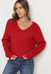 Czerwony Sweter z Dodatkiem Wełny i Trójkątnym Dekoltem Esmina. Czerwone swetry nierozpinane damskie Born2be, l, bez wzorów, z wełny, eleganckie, bez kołnierzyka, bez ramiączek. Za 99.99 zł.