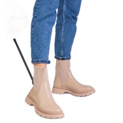 Brązowe botki z materiałową cholewką beżowe. Brązowe botki damskie bez wzorów, z materiału, eleganckie, z okrągłym noskiem, bez obcasa, na obcasie, bez zapięcia. Za 82.56 zł.