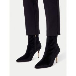 Botki Nine West. Czarne botki damskie Nine West, bez wzorów, bez obcasa, na szpilce, bez zapięcia. Za 329.99 zł.