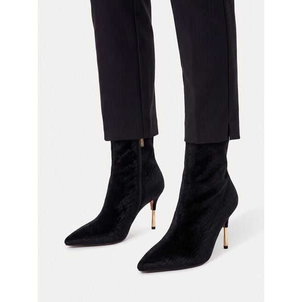 Botki Nine West. Czarne botki damskie Nine West, bez wzorów, bez obcasa, na szpilce, bez zapięcia. Za 329.99 zł.