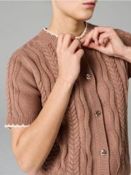 Dzianinowy kardigan z krótkim rękawem - brązowy. Brązowe kardigany damskie Sinsay, l, bez wzorów, z dzianiny, bez kołnierzyka. Za 49.99 zł.