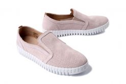 MANITU 840137-42 rosa, półbuty damskie. Czerwone półbuty damskie Manitu, bez wzorów, bez obcasa, bez zapięcia. Za 319.90 zł.