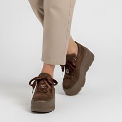 Sneakersy damskie Karino, półbuty na wysokiej platformie i ze skóry zamszowej, brązowe, 5739-015-P-Cervo-Welur. Brązowe półbuty damskie Karino, bez wzorów, z satyny, eleganckie, bez obcasa, na platformie, bez zapięcia. Za 569.00 zł.