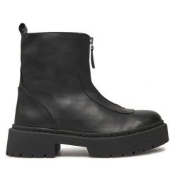 Botki Steve Madden. Czarne botki damskie Steve Madden, bez wzorów, bez obcasa, na płaskiej podeszwie, bez zapięcia. Za 739.99 zł.