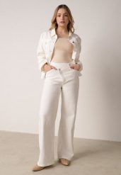 Białe Szerokie Jeansy z Bawełny z Asymetrycznym Zapięciem Saphisia. Białe jeansy damskie Born2be, bez wzorów, z bawełny, eleganckie. Za 139.99 zł.