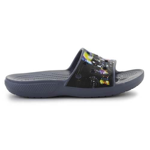 Klapki unisex Crocs Classic Slide. Czarne klapki damskie Crocs, bez wzorów, z materiału, bez obcasa, bez zapięcia. Za 227.00 zł.