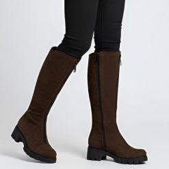 Kozaki damskie Simen, zamszowe z podeszwą z tworzywa i na stabilnym klocku, brązowe, 4259A-W. Brązowe kozaki damskie Simen, bez wzorów, z weluru, bez obcasa, bez zapięcia. Za 639.00 zł.