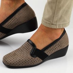 Szare półbuty damskie na koturnie M.Daszyński 2166-7. Szare półbuty damskie M.Daszyński, w ażurowe wzory, z zamszu, bez obcasa, na koturnie, bez zapięcia. Za 119.00 zł.