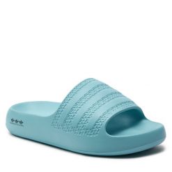 Klapki adidas. Czerwone klapki damskie Adidas, bez wzorów, bez obcasa, bez zapięcia. Za 179.99 zł.