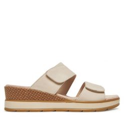 Klapki Caprice. Brązowe klapki damskie Caprice, bez wzorów, bez obcasa, bez zapięcia. Za 179.99 zł.