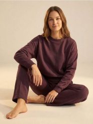 Bluza crewneck basic z dodatkiem wiskozy "soft touch" - czerwony. Czerwone bluzy damskie Sinsay, l, bez wzorów, z dzianiny, sportowe, bez ramiączek, bez kaptura. Za 45.99 zł.