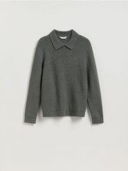 Sweter polo z dodatkiem wełny - szary. Szare swetry męskie Reserved, l, bez wzorów, z dzianiny, bez kołnierzyka, bez ramiączek. Za 159.99 zł.