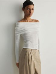 Sweter z odkrytymi ramionami - złamana biel. Swetry nierozpinane damskie Reserved, l, bez wzorów, z dzianiny, bez kołnierzyka, bez ramiączek. W wyprzedaży za 55.99 zł.