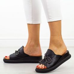 Czarne skórzane klapki damskie na platformie T.Sokolski 154. Czarne klapki damskie Sokolski, na wiosnę, z aplikacjami, ze skóry, klasyczne, bez obcasa, na platformie, bez zapięcia. Za 259.00 zł.