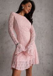 Różowa Sukienka z Koronki Ozdobiona Rozkloszowanymi Rękawami Cinalata. Czerwone sukienki damskie Renee, l, bez wzorów, z koronki, eleganckie, bez kołnierzyka, bez ramiączek, mini, dopasowane. Za 169.99 zł.