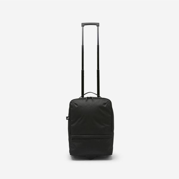Walizka sportowa 25 litrów 2 kółka. Czarne walizki damskie Decathlon, bez wzorów, z materiału. Za 119.99 zł.