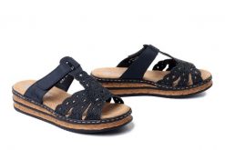 RIEKER 62986-14 blue, klapki damskie. Niebieskie klapki damskie Rieker, na lato, bez wzorów, bez obcasa, bez zapięcia. Za 255.92 zł.