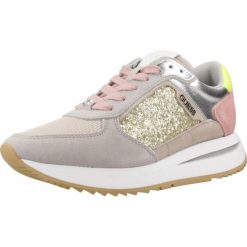 Buty GUESS FLPE2G LEM12 Beżowy. Brązowe obuwie trekkingowe damskie Guess, z tkaniny, bez zapięcia. Za 540.99 zł.