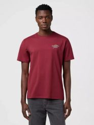 MĘSKA KOSZULKA WRANGLER GRAPHIC TEE RUBY WINE 112371485. Czerwone t-shirty męskie Wrangler, m, bez wzorów, bez kołnierzyka, bez ramiączek. Za 79.99 zł.