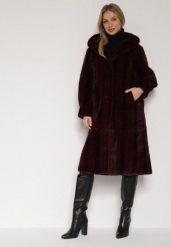Bordowy Płaszcz Futerko w Pionowy Wzór z Kapturem Cahroris. Czerwone płaszcze damskie Born2be, l, bez wzorów, z dzianiny, eleganckie, bez kołnierzyka, z kapturem. Za 299.99 zł.