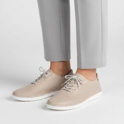 Półbuty damskie S.Barski, cholewka ze skóry naturalnej gładkiej z drobną perforacją klasyczne sznurowanie minimalistyczny fason zaokrąglony nosek, be. Brązowe półbuty damskie S.BARSKI, bez wzorów, ze skóry, klasyczne, bez obcasa, na płaskiej podeszwie, bez zapięcia. Za 179.00 zł.