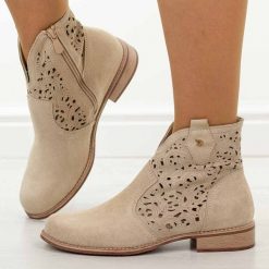 Beżowe skórzane ażurowe botki damskie T.Sokolski w26-50. Brązowe botki damskie Sokolski, na jesień, w ażurowe wzory, z jeansu, biznesowe, z okrągłym noskiem, bez obcasa, na obcasie, bez zapięcia. W wyprzedaży za 251.10 zł.