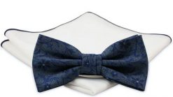 Granatowa Mucha z Białą Poszetką -CHATTIER- Męska, w Tłoczony Wzór w Kwiaty. Niebieskie krawaty i muchy Chattier, bez wzorów, eleganckie. Za 59.00 zł.