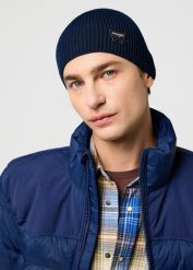 CZAPKA ZIMOWA UNISEX WRANGLER EASY BEANIE NAVY 112372931. Niebieskie czapki damskie Wrangler, na zimę, bez wzorów. Za 89.99 zł.