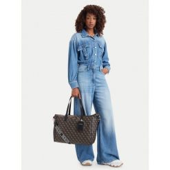 Torebka Guess. Brązowe shopperki damskie Guess, z aplikacjami, bez dodatków. Za 794.99 zł.