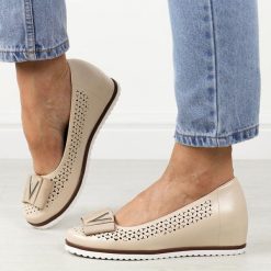 Beżowe ażurowe czółenka damskie na koturnie M.Daszyński Sa199-6. Brązowe czółenka damskie M.Daszyński, na jesień, w ażurowe wzory, ze skóry, eleganckie, z okrągłym noskiem, bez obcasa, na koturnie, bez zapięcia. Za 169.00 zł.