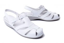 SUAVE 720007-03 white, sandały damskie. Białe sandały damskie Suave, bez wzorów, ze skóry, bez obcasa, na koturnie, bez zapięcia. Za 276.43 zł.