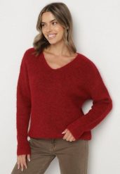 Bordowy Sweter z Dodatkiem Wełny i Dekoltem w Serek Estorea. Czerwone swetry nierozpinane damskie Born2be, uniwersalny, bez wzorów, z wełny, eleganckie, bez kołnierzyka, bez ramiączek. Za 109.99 zł.